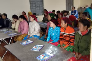 Phụ nữ xã Sơn Vĩ, tỉnh Tuyên Quang tham gia lớp học xóa mù.