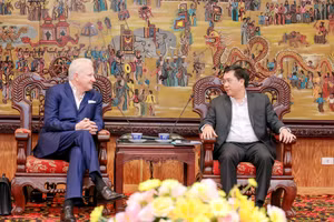 Chủ tịch UBND tỉnh Vĩnh Phúc Trần Duy Đông tiếp và làm việc với ông Richard Chandler, chủ sở hữu Tập đoàn Y khoa Hoàn Mỹ.