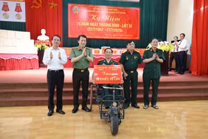 Bộ trưởng Lương Tam Quang Bộ (thứ 2 từ trái qua) thăm, động viên và tặng quà các thương binh, bệnh binh tại Trung tâm điều dưỡng người có công tỉnh Phú Thọ.