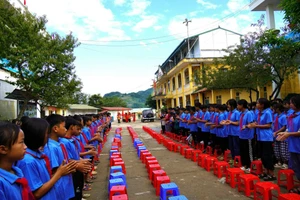 Sân hoạt động của nhà trường rất hẹp nên các hoạt động lớn nhà trường phải mượn khoảng sân của xã để tổ chức.