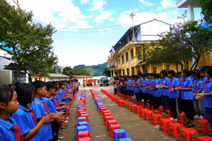 Sân hoạt động của nhà trường rất hẹp nên các hoạt động lớn nhà trường phải mượn khoảng sân của xã để tổ chức.