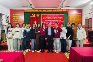 Thầy Triệu Văn Hải – Hiệu trưởng Trường THPT Ngô Gia Tự động viên học sinh trước kỳ thi.