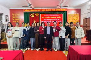 Thầy Triệu Văn Hải – Hiệu trưởng Trường THPT Ngô Gia Tự động viên học sinh trước kỳ thi.