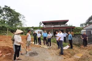 Phó Chủ tịch UBND tỉnh Phú Thọ Nguyễn Huy Ngọc cùng đoàn công tác thăm hỏi động viên hộ gia đình xóa nhà tạm ở xã Long Cốc. ảnh: Thu Hương