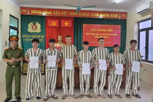 Lãnh đạo Trại tạm giam số 2 , Công an tỉnh trao Quyết định đặc xá.