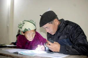 Học viên lớn tuổi tại lớp học xóa mù chữ tại xã biên giới Tùng Vài, tỉnh Tuyên Quang.