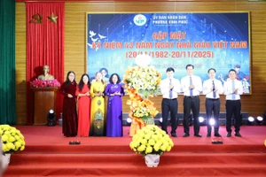 Lãnh đạo phường Vĩnh Phúc tặng hoa chúc mừng đại diện các nhà giáo.