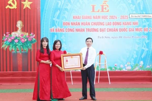 Ông Bùi Huy Vĩnh, Trưởng Ban Tuyên giáo Tỉnh ủy Vĩnh Phúc trao Huân chương Lao động hạng Nhì của Chủ tịch nước cho Trường THCS Tích Sơn.