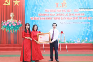 Ông Bùi Huy Vĩnh, Trưởng Ban Tuyên giáo Tỉnh ủy Vĩnh Phúc trao Huân chương Lao động hạng Nhì của Chủ tịch nước cho Trường THCS Tích Sơn.