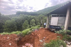 Lực lượng chức năng tiến hành tiêu hủy tang vật vi phạm. Ảnh: Công an Hà Giang