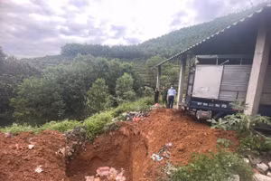 Lực lượng chức năng tiến hành tiêu hủy tang vật vi phạm. Ảnh: Công an Hà Giang