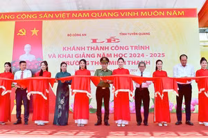 Các đại biểu cắt băng khánh thành công trình Trường THCS Minh Thanh.