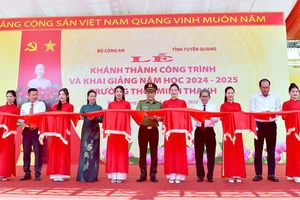 Các đại biểu cắt băng khánh thành công trình Trường THCS Minh Thanh.