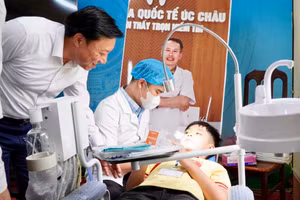 Phó Chủ tịch UBND tỉnh Phú Thọ Nguyễn Huy Ngọc (bìa trái) thăm hỏi các em học sinh tham gia chương trình.