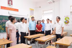 Đoàn ĐBQH kiểm tra thực tế tại Trường Tiểu học Gia Cẩm, phường Việt Trì.