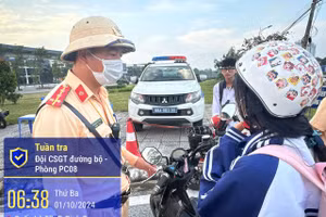 Lực lượng CSGT Công an tỉnh Vĩnh Phúc tuyên truyền để học sinh nâng cao ý thức chấp hành các qui định về trật tự ATGT.