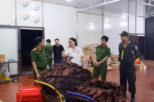 Công an kiểm tra xưởng sản xuất của Công ty TNHH MTV MQ FOOD. Ảnh: CA Phú Thọ