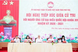 Cô Quách Thanh Vân (ngoài cùng bìa phải) tại hội nghị tiếp xúc cử tri.