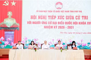 Cô Quách Thanh Vân (ngoài cùng bìa phải) tại hội nghị tiếp xúc cử tri.