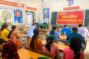 Xã Sủng Máng, tỉnh Tuyên Quang mở lớp xóa mù chữ cho hội viên phụ nữ xã.