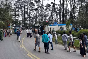 Hiện trường vụ tai nạn ở Tam Đảo sáng 26/4.