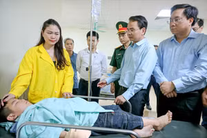 Lãnh đạo tỉnh Vĩnh Phúc thăm hỏi, động viên hành khách bị thương.