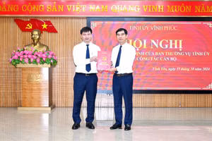 Bí thư Tỉnh ủy Vĩnh Phúc Dương Văn An trao Quyết định cho ông Nguyễn Trung Hải.