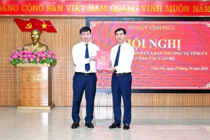 Bí thư Tỉnh ủy Vĩnh Phúc Dương Văn An trao Quyết định cho ông Nguyễn Trung Hải.