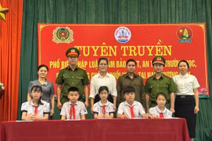 Học sinh Trường Tiểu học Văn Tiến ký cam kết phòng cháy chữa cháy, phòng chống đuối nước, tai nạn thương tích.