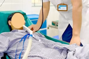 Bác sĩ thăm khám cho bệnh nhân bị con culi cắn. Ảnh: BVĐK tỉnh Hà Giang