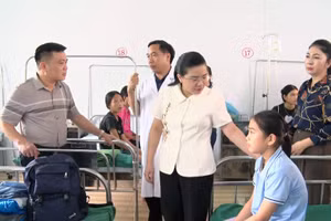 Lãnh đạo huyện Xín Mần thăm hỏi học sinh vụ ngộ độc. Ảnh tư liệu