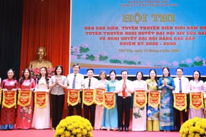 Ban tổ chức trao Cờ lưu niệm cho các đơn vị tham gia Hội thi.