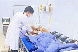 Bác sĩ thăm khám cho bệnh nhân N.V.T