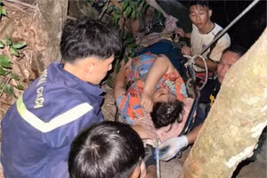 Lực lượng cứu hộ ứng cứu nạn nhận ngã xuống thác.
