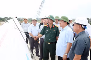 Chủ tịch UBND tỉnh Phú Thọ Trần Duy Đông kiểm tra tiến độ thi công cầu Phong Châu mới.