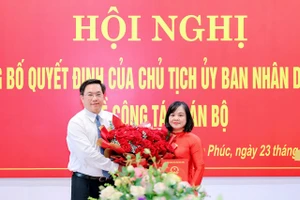 Chủ tịch UBND tỉnh Vĩnh Phúc Trần Duy Đông trao Quyết định và tặng hoa chúc mừng tân Giám đốc Sở Tài chính Đỗ Thị Hồng Nhung.