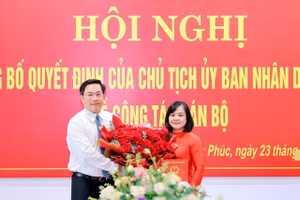 Chủ tịch UBND tỉnh Vĩnh Phúc Trần Duy Đông trao Quyết định và tặng hoa chúc mừng tân Giám đốc Sở Tài chính Đỗ Thị Hồng Nhung.