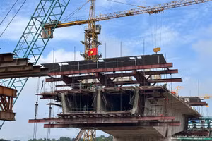 Thủ tướng yêu cầu hợp long cầu Phong Châu mới vào ngày 28/8. Ảnh dự án thi công thời điểm tháng 7/2025