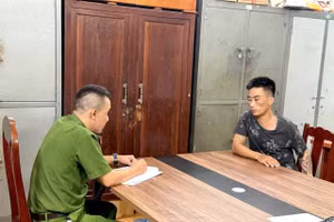 Công an lấy lời khai đối với Mai Đức Giang. Ảnh: Công an tỉnh Phú Thọ