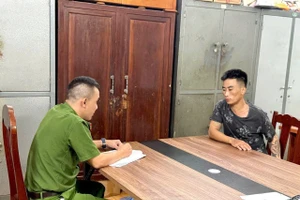 Công an lấy lời khai đối với Mai Đức Giang. Ảnh: Công an tỉnh Phú Thọ