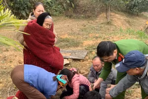 Cụ Lã Thị Tu sau khi được giải cứu thành công. (Ảnh: Công an tỉnh Tuyên Quang)