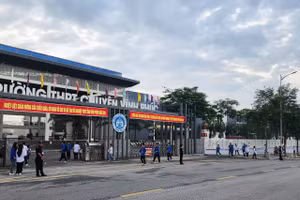 Cổng Trường THPT Chuyên Vĩnh Phúc.