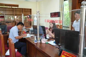 Người dân đến làm thủ tục hành chính tại phường Vĩnh Yên, tỉnh Phú Thọ.