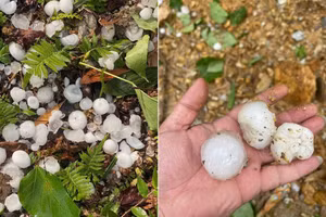 Các viên đá có kích thước khá lớn, rơi liên tục trong thời gian ngắn.