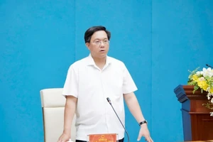 Ông Trần Duy Đông, Chủ tịch UBND tỉnh Phú Thọ nghe báo cáo tiến độ giải phóng mặt bằng Dự án Đường dây 500kV Lào Cai - Vĩnh Yên.