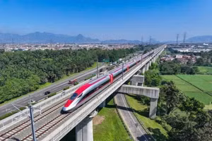 Tuyến đường sắt Lào Cai - Hà Nội - Hải Phòng đi qua 5 phường và 15 xã của tỉnh Phú Thọ, có chiều dài gần 100km. Ảnh minh họa