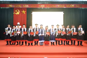 Đại diện Trường ĐH Luật HN trao bằng cho tân cử nhân