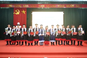 Đại diện Trường ĐH Luật HN trao bằng cho tân cử nhân