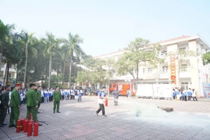 Cán bộ, giáo viên, học sinh Trường THPT Kỹ thuật Việt Trì trải nghiệm kỹ năng PCCC và CNCH.