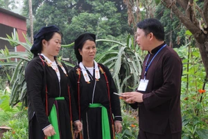 Tuyên truyền, phổ biến tới đồng bào DTTS về chủ trương của Đảng, chính sách pháp luật của Nhà nước, để cùng nhau phát triển kinh tế và giữ gìn bản sắc văn hóa truyền thống. Ảnh: Chu Kiều